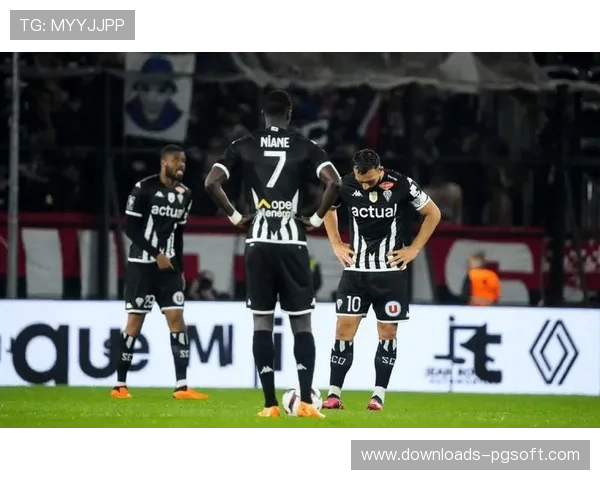 昂热新星埃科米耶在法甲持续闪耀，半程成焦点球员。