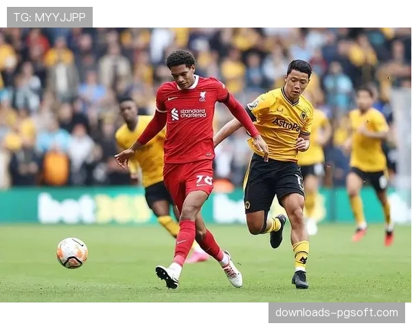 特写镜头:狼队球员内托在边路一次突破后抽筋倒地,凸显反击对球员消耗巨大 特写镜头:狼队球员内托在边路一次突破后抽筋倒地,凸显反击对球员消耗巨大